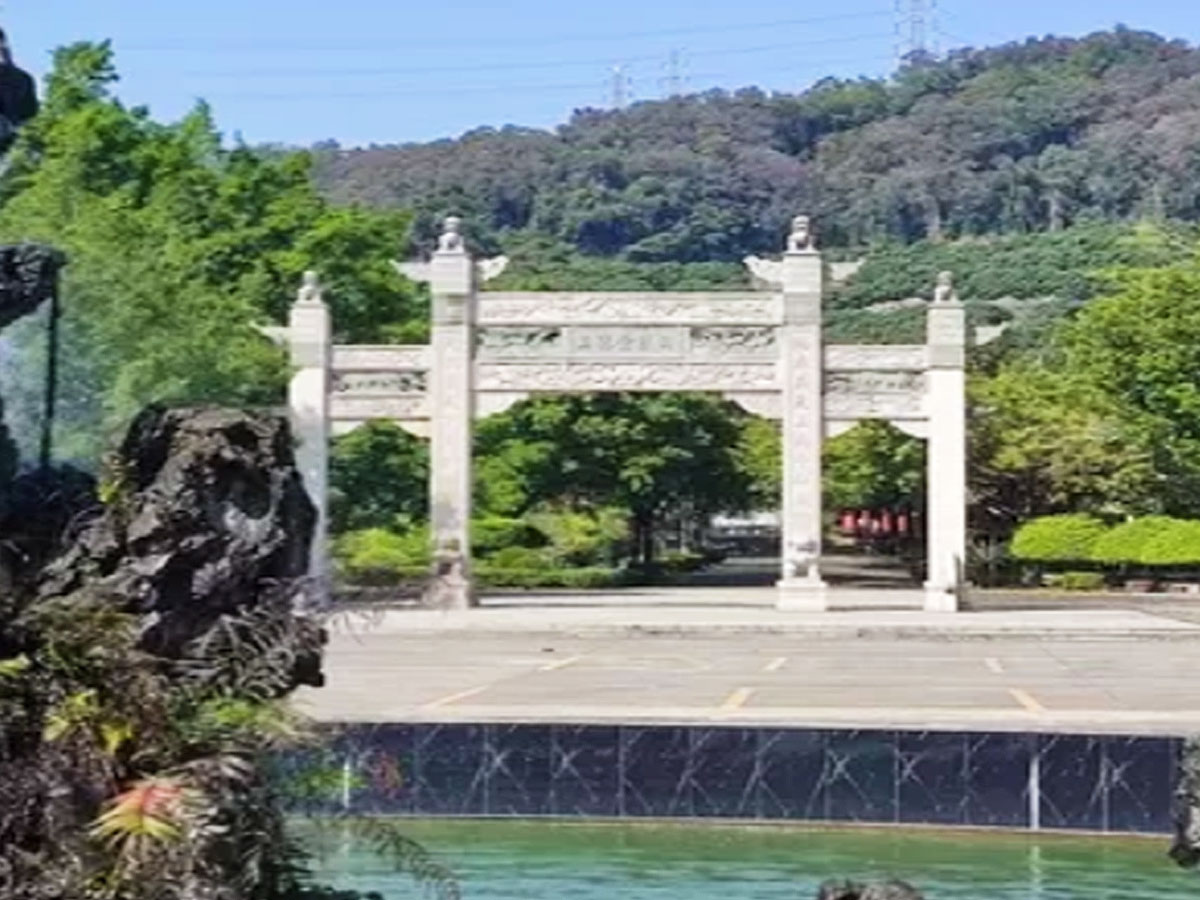 陵园大门
