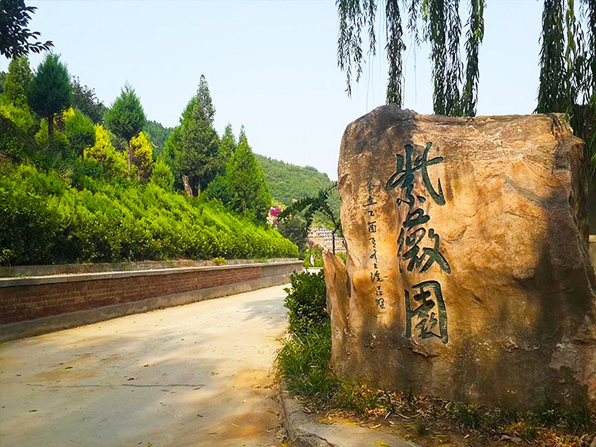 墓区入口