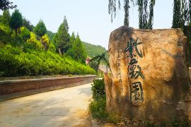 墓区入口