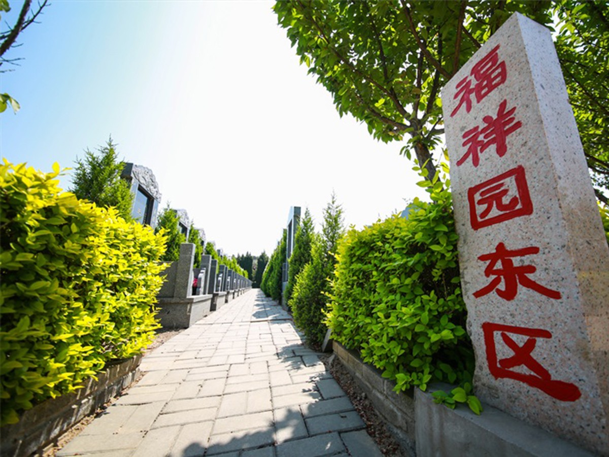 墓区正门