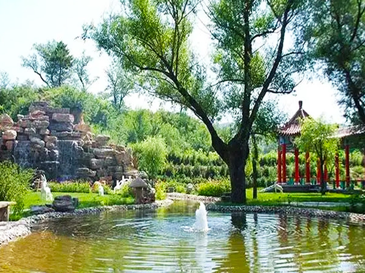 陵园湖泊