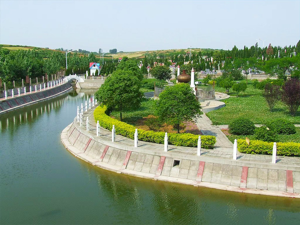 陵园湖泊