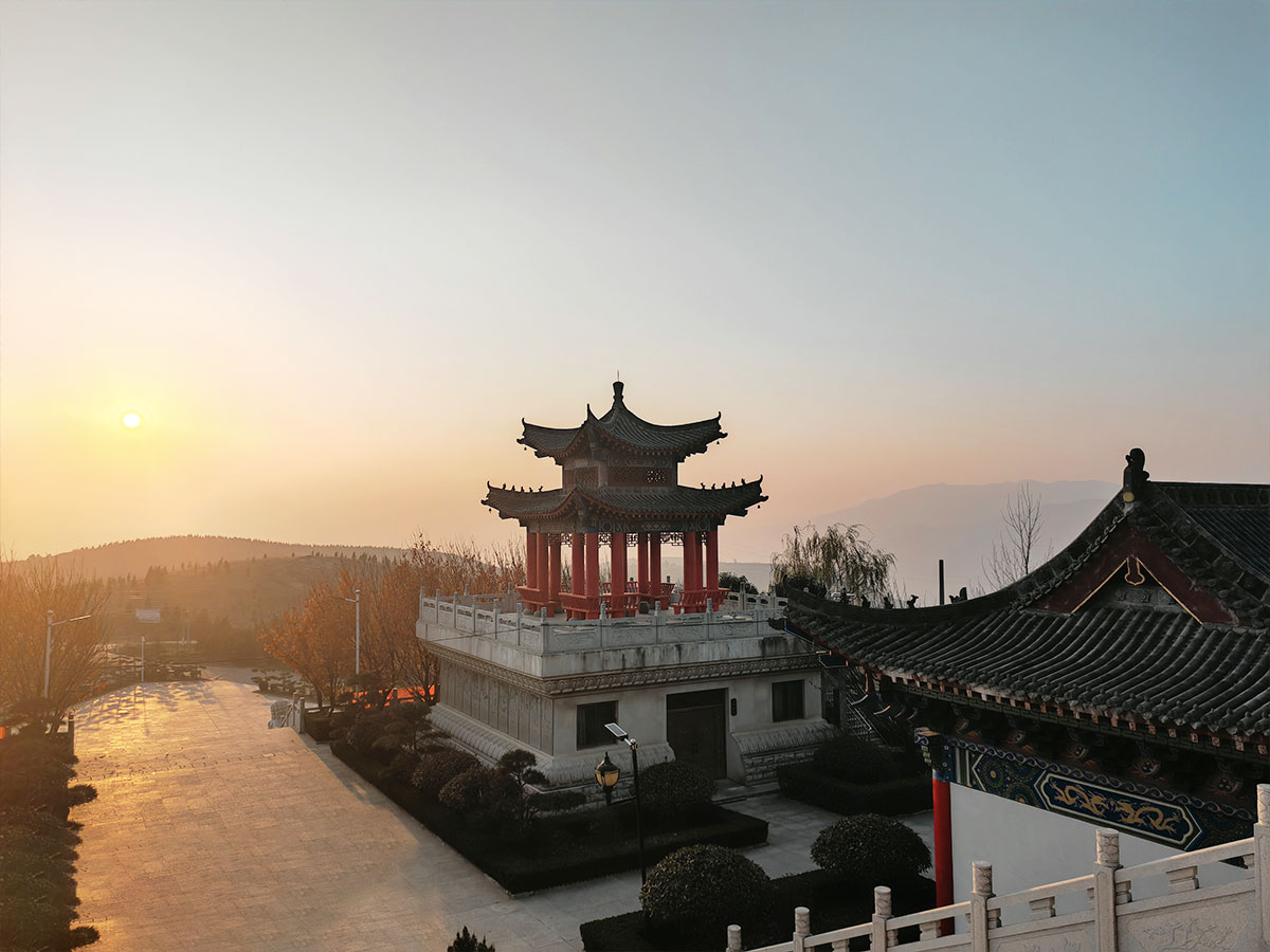 陵园凉亭