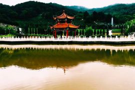 陵园湖泊